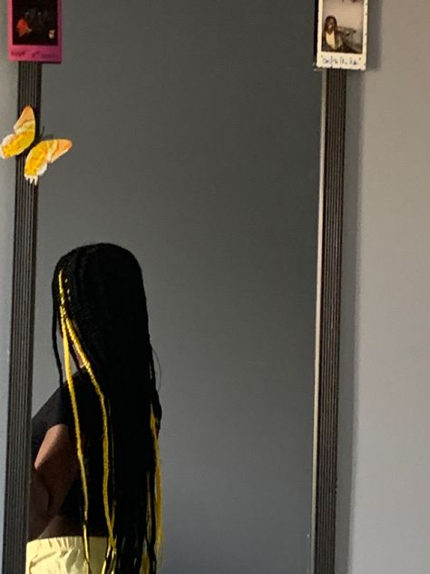 Black with yellow on each side Yellow Peekaboo Braids, Yellow And Black Braids, Yellow Braids For Black Women, Yellow Box Braids, Yellow Braids, Feeding Braids, Peekaboo Braids, Braid Half Up Half Down, Peekaboo Hair