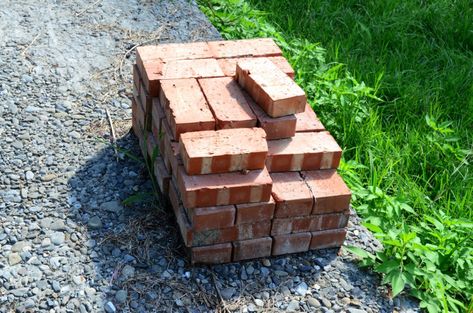 Before you haul those old bricks to the dump, check out these creative ways to repurpose them around your home and garden. Broken Brick Ideas, Brick Candle Holder, Recycled Decking, Brick House Exterior Makeover, Brick Yard, Refractory Brick, Brick Projects, Brick Fire Pit, Building Raised Garden Beds