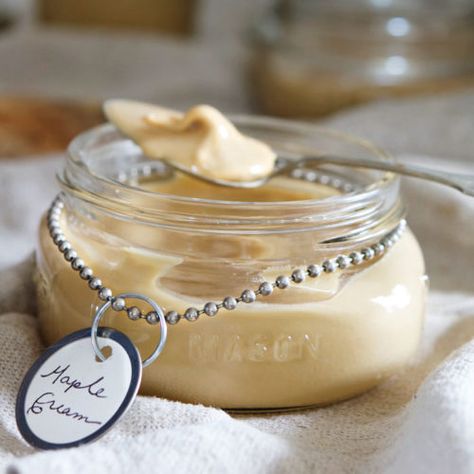 Traditional Hand Stirred Maple Cream. | The Art of Doing StuffThe Art of Doing Stuff Essen, Maple Butter Recipe, Maple Tapping, Recipes Sauces, Preserving Recipes, Maple Recipes, Maple Syrup Recipes, Syrup Recipes, Maple Candy