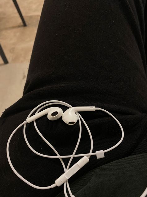 Apple Earphones Aesthetic, Apple Earbuds Aesthetic, Black Apple Headphones Aesthetic, Apple Wired Earphones Aesthetic, Wired Earbuds Aesthetic, Earbuds Aesthetic, Wired Ear Buds Aesthetic, Apple Earbuds, White Apple