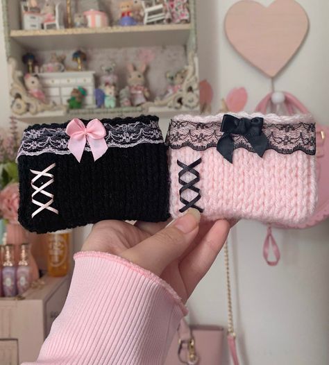 Unique pink and black pouch set, handmade with love. Perfect for everyday use or to store your Cute Crochet Things To Sell, Kawaii Crochet Blanket, Crochet Jewelry Pouch, Cute Crochet Ideas Aesthetic Easy, Sanrio Crochet Grid, Crochet Ideas Decor, Easy Crochet Presents, Beginner Crochet Gifts, Pink Set Up