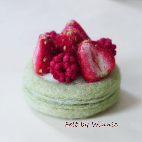 Pistachio Macaron, Strawberry Pistachio, Felt Cupcakes, Macaron Cake, Felt Ideas, Felt Food, Needle Felt, Wet Felting, Felted Wool