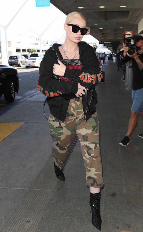 Eye spy Iggy Azalea! Despite her best efforts to keep a low profile under camo pants and oversized sunnies, the star was spotted in Los Angeles.  Military fierce! The rapper pairs camouflage pants with heels in Los Angeles. Azalea Wallpaper, Interactive Video, Girl Fashion Style, Camouflage Pants, Iggy Azalea, Eye Spy, Camo Pants, Hip Hop Music, Celebrity Street Style