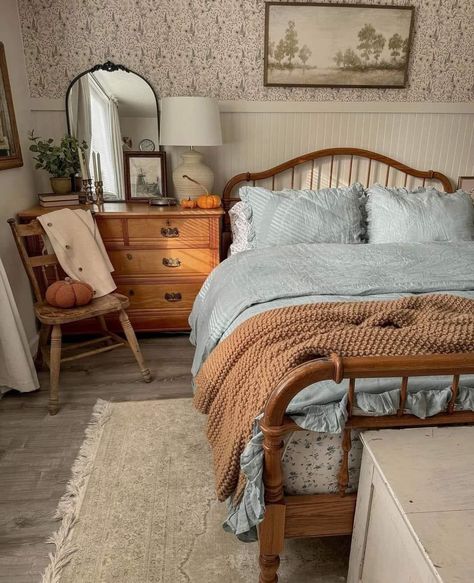 Cosy Homes, Yard House, Sitting Rooms, Casa Country, Farmhouse Vintage, Casa Vintage, Cottage Bedroom, Room Redo, Spare Bedroom