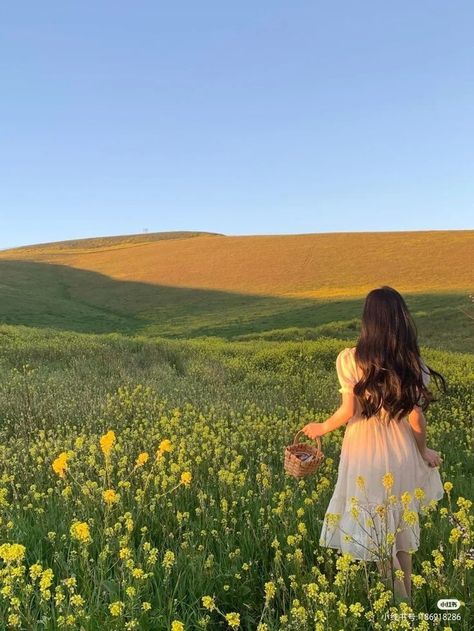 Cottagecore Photos, Flower Field Aesthetic, Cute Photo Poses, Photos For Instagram, Cute Pose, Dreamy Photography, Travel Pictures Poses, Selfie Poses Instagram, Stylish Photo Pose