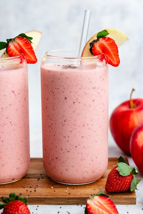 Strawberry banana apple smoothie - The Delicious plate Pumpkin Chia Pudding, Apple Smoothie Recipes, Banana Apple Smoothie, Apple Pie Smoothie, Apple Smoothie, Apple Slice, Coconut Chia Pudding, Sweet Smoothies, Pumpkin Smoothie