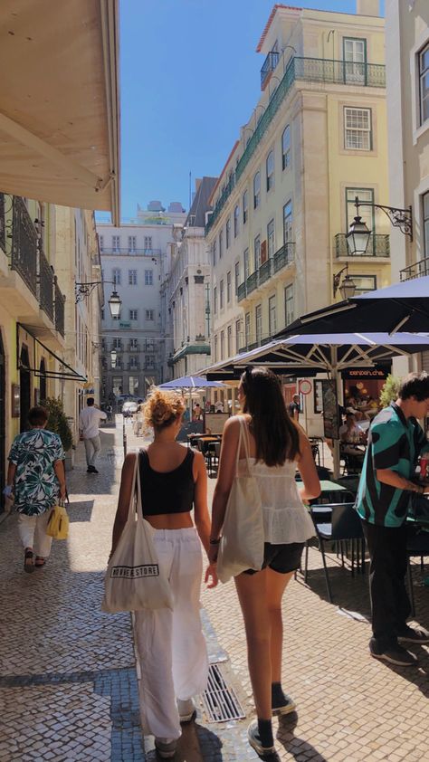 Friends Vacation Aesthetic, Lisbon Summer, Lisbon Aesthetic, Places To Travel In Europe, Portugal Aesthetic, Ericeira Portugal, Friends Vacation, Summer Abroad, Travel In Europe