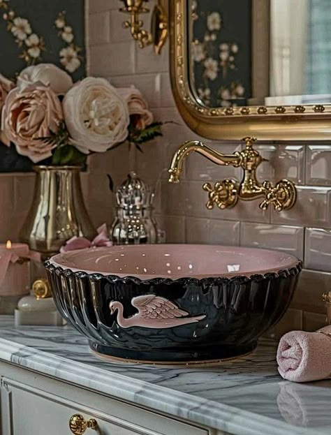 Coquette Bathroom, Chic Bathroom Ideas, Baños Shabby Chic, Casa Hobbit, Girly Decor, Chic Bathroom, Chic Bathrooms, Bathroom Inspiration Decor, Princess Aesthetic