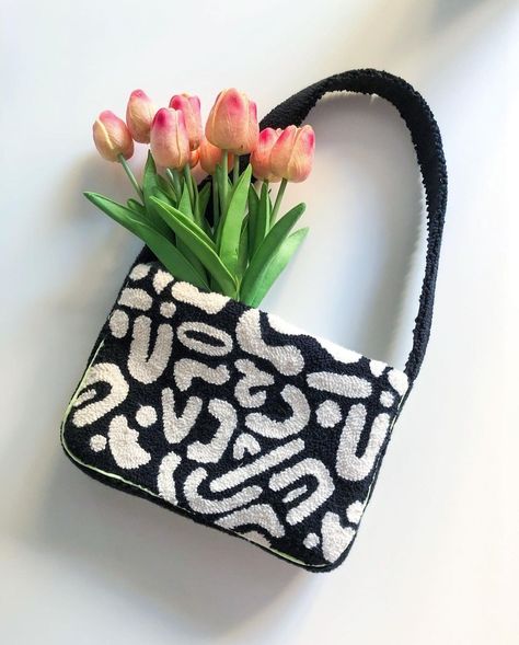 Punch Needle World (@punchneedle.world) • Fotos y vídeos de Instagram Punch Needle Clutch, Diy Bags Patterns, Punch Needle Patterns, Crochet Stitches For Beginners, Disney Bag, Punch Needle Embroidery, Needle Punch, Diy Tote Bag, Handmade Handbags