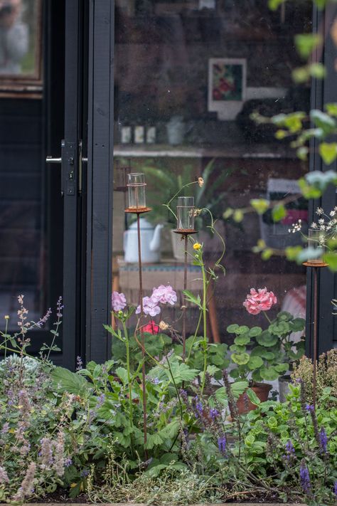 Outbuilding of the Week: A Very English Tea Shed - Gardenista Tea Party Garden Outdoor, Tiny Beach House, Evening Garden, Garden Details, Inside Garden, Coop Ideas, Iron Candle Holders, Minimalist Garden, Pot Plants