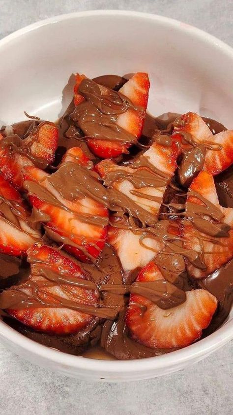 Tayler Morin Essen, Choco Covered Strawberries, Chocolate Girl Aesthetic, Strawberries Covered In Chocolate, Strawberry Covered Chocolate, Strawberries With Chocolate, Strawberry With Chocolate, Heart Strawberries, Choco Strawberry