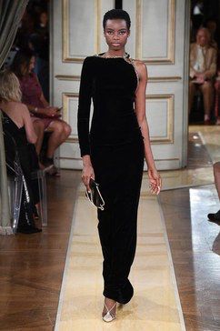 Armani Privé Fall 2018 Couture: Classy Black velvet one shoulder long sleeve column gown! Giorgio Armani Haute Couture, Armani Haute Couture, Mood Broad, Fall Couture, Armani Dress, Career Women, Luxury Wear, Armani Prive, Couture Gowns