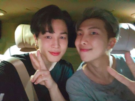 BTS Jimin expressed his gratitude to ARMYs after clinching the No. 1 spot on U.S. Billboard's Hot 100 for four weeks in a row. Bts Selca, Jimin Rm, Magic Video, Jimin Selca, Bts Group, Bts Members, Bts Twt, Bts Bangtan Boy, Bts Photo