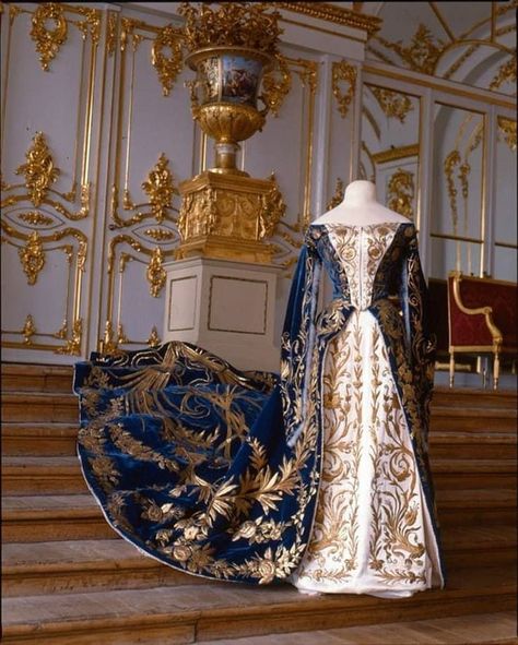 𝑯𝒊𝒔𝒕𝒐𝒓𝒊𝒄𝒂𝒍 𝑹𝒐𝒚𝒂𝒍 𝑨𝒓𝒄𝒉𝒊𝒗𝒆 on Instagram: “Russian Court Dress worn by Grand Duchess Xenia Alexandrovna of Russia.  "Gowns of cloth of gold and cloth of silver were reserved for the…” Xenia Alexandrovna, Royalty Dresses, Court Gown, Historical Gowns, Court Dresses, Royal Dresses, Old Dresses, Antique Dress, Medieval Dress