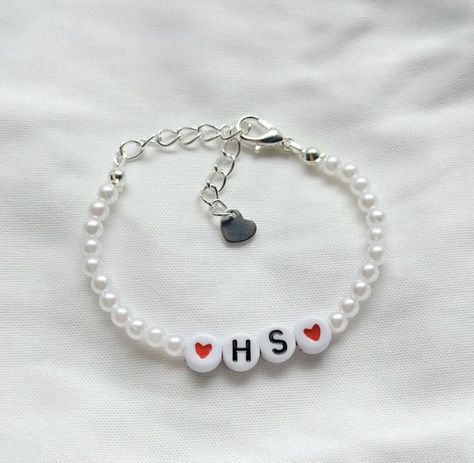 Beaded Bracelets With Initials, Harry Styles Friendship Bracelet Ideas, Love On Tour Friendship Bracelet, Harry Styles Diy Bracelet, Harry Styles Themed Bracelets, Hslot Bracelet Ideas, Hslot Friendship Bracelets, Harry Styles Clay Bead Bracelet, Harry Styles Inspired Bracelets