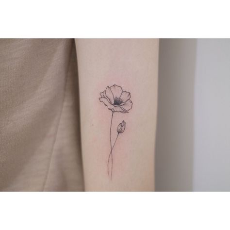 Simple Poppy Tattoo, Tiny Flower Tattoo, Wildflowers Tattoo, Tiny Flower Tattoos, Poppy Flower Tattoo, Poppies Tattoo, Beautiful Flower Tattoos, Small Flower Tattoos, Inspiration Tattoos