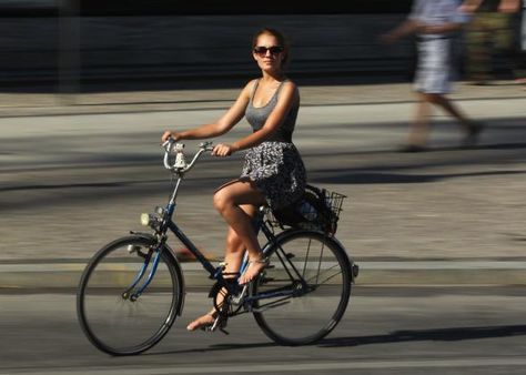 117638917-young-woman-rides-a-bicycle-on-a-hot-day-in-the-city City Bike Style, Bike Hacks, Cycle Chic, Bicycle Girl, Vintage Bike, Women Figure, Road Bicycle, Bike Style, Bikes Girl