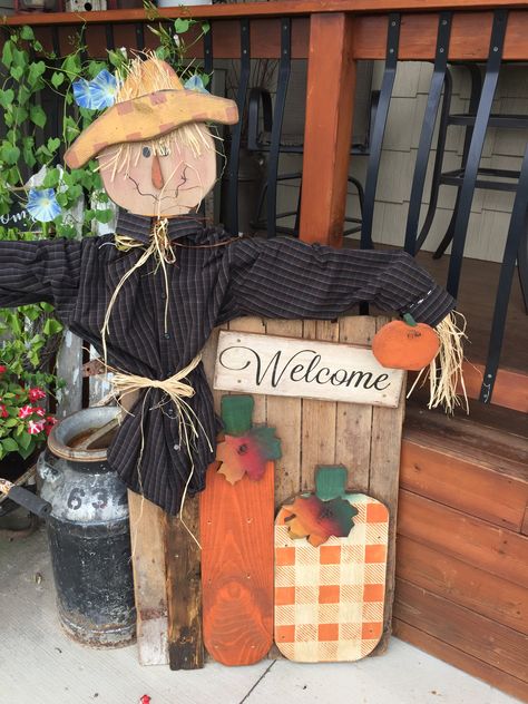 Wooden Scarecrow Ideas Diy, Scarecrow Diy, Scarecrow Garden, Wooden Scarecrow, Thanksgiving Wood Crafts, Garden People, Scarecrow Ideas, Fun Diy Halloween Decorations, Diy Scarecrow