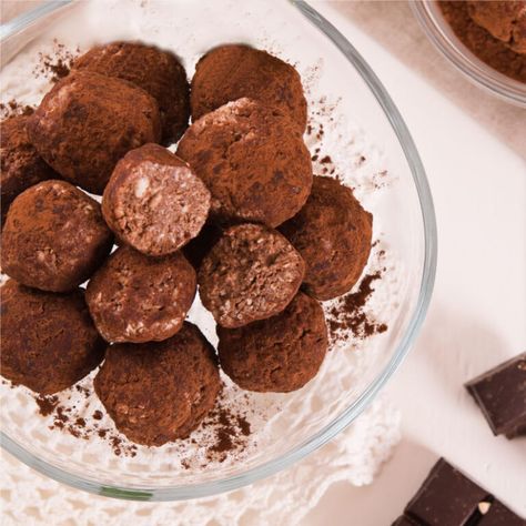 Digestive Biscuits Truffle - Easy School Truffle Recipe Condensed Milk And Cocoa Powder, How To Make Truffles, Chocolate Truffles Recipe, Truffle Recipe Easy, Dessert Mini, Truffle Cookies, Easy Truffles, British School, Krispie Treats Recipe