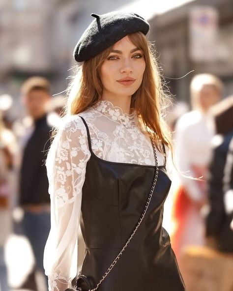 French Beret Outfit, Hygge Fashion, How To Wear A Beret, Beret Outfit, Beret Fashion, Instagram Crush, 70s Inspired Fashion, French Girl Style, French Girl