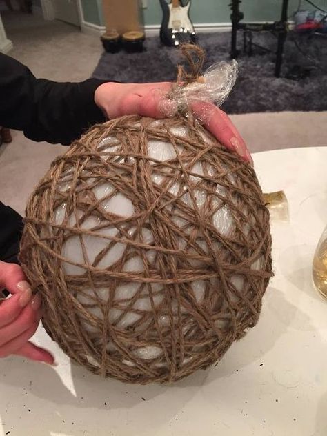 twine spheres diy tutorial, christmas decorations, crafts, how to, seasonal holiday decor Twine Balls, Light Up Canvas, Twine Diy, Stepping Stones Diy, Easy Diy Wreaths, Globe Decor, Diy Plant Stand, Festival Diy, Crafty Moms