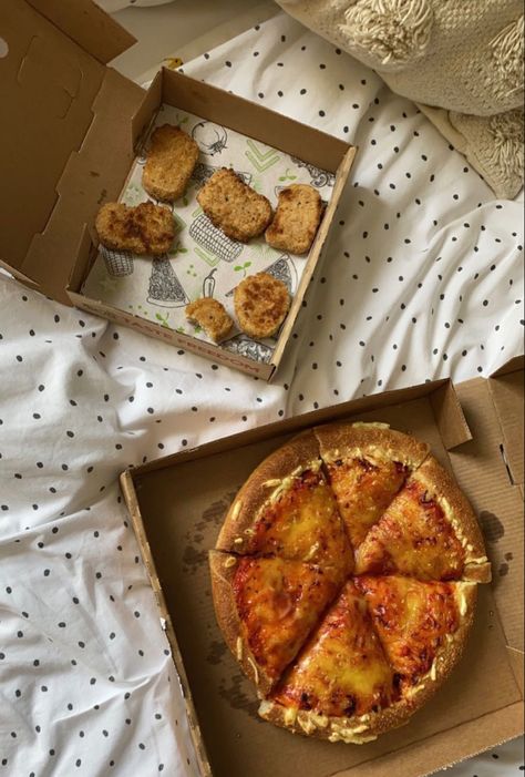 #pizza #fastfood #recipe #food #recipeoftheday #takeaway #treat #spring #night #aesthetic Pizza Takeaway Aesthetic, Spring Night Aesthetic, Takeaway Aesthetic, Take Out Aesthetic, Pizza Takeaway, Out Aesthetic, Spring Night, Book Aesthetics, Night Aesthetic