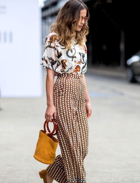 Print mixing at its best! #springstyle #summerstyle #styletips Carrie Bradshaw Outfits, Fashion 80s, Boho Grunge, Chique Outfits, Moda Chic, Fashion Boho, Pinterest Fashion, 80s Fashion, Inspiration Mode