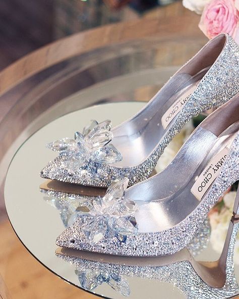 #IDOINCHOO | JIMMY CHOO Prom Heels, Jimmy Choo Heels, Dress Winter, Fancy Shoes, Wedding Heels, Gorgeous Shoes, Fabulous Shoes, 여자 패션, Pretty Shoes