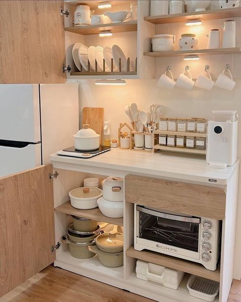 Aesthetic Small Kitchen Ideas, Kitchen Stuff Aesthetic, Small Kitchen Ideas Aesthetic, Cute Small Apartment Ideas, Tiny Kitchen Organization, Makeshift Kitchen, Model Dapur, Kitchen Concept, Desain Pantry