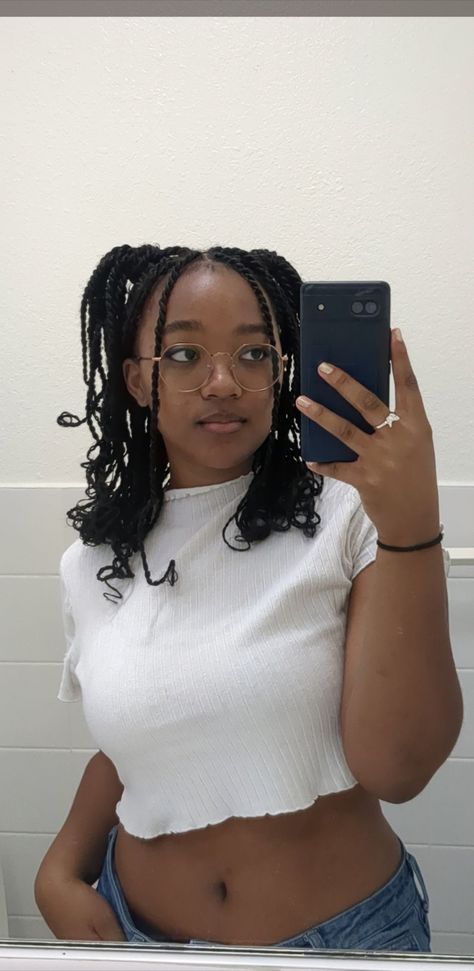 Short Curly End Braids, Short Braids Ideas For Black Women, Styling Short Braids With Curly Ends, Short Twist Braids Hairstyles With Curls, Short Braids Curly Ends, Short Length Braids, Short Braid Ideas, Short Black Braids, Curly Short Braids