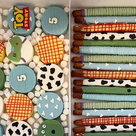 Boxed Dipped Sweets on Instagram: "Toy Story 🫶 This was a Dolce Package | 10 dozens It had all the treat menu! Cakesicles, strawberries, cupcakes, Rice Krispies, Oreos, pretzels, & brownies   Client wanted the pattern as the design & I loved it 😍  #partypackages #treatmaker #toystory #partytreats #chocolatecoveredstrawberries #cupcakes #cakesicles" Police Chocolate Covered Strawberries, Toy Story Oreos Chocolate Covered, Toy Story Oreos, Toy Story Birthday Treats, Toy Story Birthday Cupcakes, Toy Story Cakesicles, Toy Story Treat Table, Toy Story Dessert Ideas, Toy Story Rice Krispy Treats