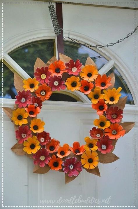 Egg Carton Flowers, Egg Carton Crafts, Egg Tray, Pretty Wreath, Diy Fall Wreath, Fall Inspiration, Fall Crafts Diy, Flower Ornaments, Egg Carton