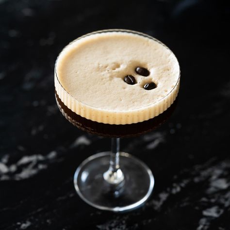 (Ultra Frothy!) Sugar Free & Keto Espresso Martini Low Carb Alcoholic Drinks, Sugar Free Cocktails, Espresso Martini Recipe, Keto Cocktails, Low Carb Drinks, Easy Coffee Recipes, Irish Cream Liqueur, Keto Drink, Boozy Drinks