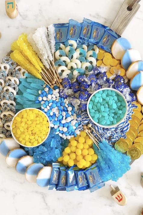 How to Make a Hanukkah Charcuterie Board Blue Food Ideas, Hanukkah Desserts, Candy Board, Chanukah Party, Company Christmas Party, Festive Desserts, Charcuterie Inspiration, Color Party, Snack Board