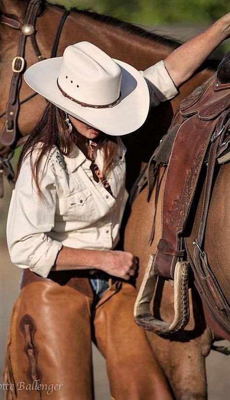 Country Girl Horse, Cowgirl Photography, Horse Photography Poses, Cowgirl Pictures, Girl Horse, Cowboy Pictures, Cowgirl Style Outfits, Western Photography, Equestrian Girls