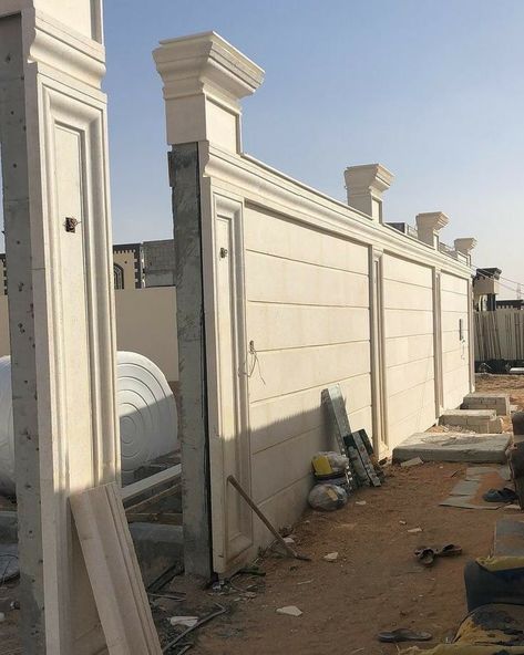 Tor Design, Fence Wall Design, Compound Wall Design, Gate Wall Design, Front Wall Design, Boundary Wall, House Fence Design, Classic House Exterior, Classic House Design