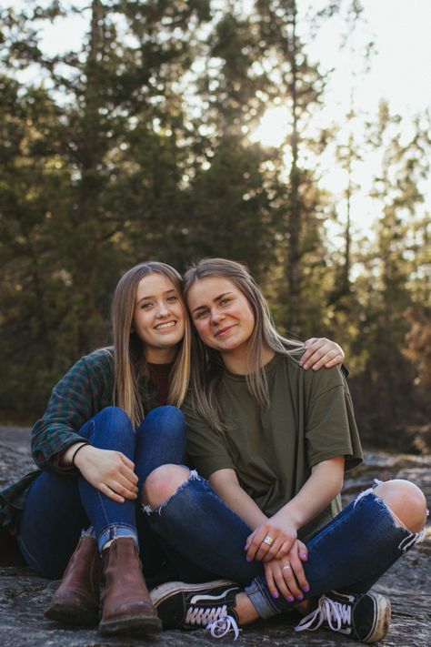 Best Friend Portrait Photography, Picture Ideas For 2 People, Picture Ideas For Sisters, Photo Poses Best Friends, Pose For Best Friend, Two Friends Photo Poses, Photo Poses For Sisters, Cute Picture Ideas With Best Friend, Photoshoot Ideas 2 People