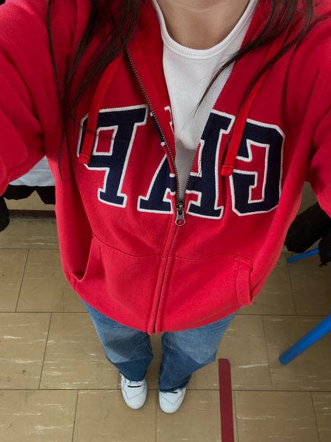 Red Hoodie Outfit, Gap Outfits, Jacket Outfit Women, Gap Hoodie, Clueless Outfits, Hoodie Aesthetic, Outfit Inspo Casual, Lazy Outfits, Foto Ideas Instagram