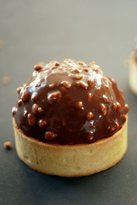 Domed Desserts, Mini Tartlets, Fancy Desserts Recipes, Chocolate Meringue, Hazelnut Praline, Mini Tart, Shortcrust Pastry, Sweet Pie, Fancy Desserts