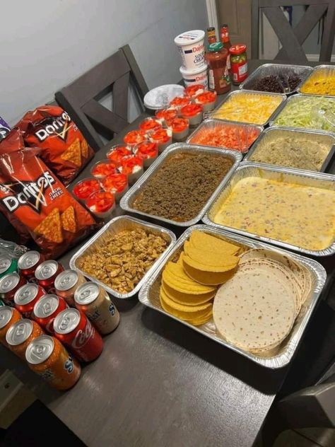 Drinking Party Food Ideas, Hotel Party Snacks, Kickback Food Ideas, Pregame Party Ideas, Backyard Kickback Party, 21st Birthday Food Table, Kick Back Party Ideas, 18th Birthday Party Ideas Air Bnb, 13th Birthday Party Food Ideas