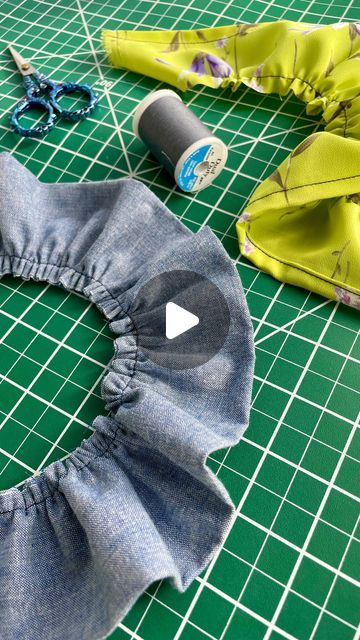 Jessica Shaw on Instagram: "3 ways to make ruffles/gathers using your sewing machine 🪡🧵 (method #2 is my favorite!)   Method #1: the basting stitch  -pro: tried and true -con: the amount of ANGER I feel when I accidentally break a thread tail while gathering the fabric 🤬 -con: a little messy   Method #2: the finger trick  -pro: fun and easy, looks neat  -con: I’m questioning if this is healthy for your sewing machine or not, please weigh in my fellow followers 😂   Method #3: the gathering foot  -pro: very quick and neat  -con: only works on lightweight fabric. If using medium weight fabric, a ruffler foot works better   #sew #sewistsofinstagram #sewistofinstagram #sewist #sewinglove #sewingtutorial #sewinghacks #sewsewsew #singerambassador #singersewingmachine #diy #upcycle #sewinglife Gather Stitch Sewing Machines, Gathering Stitch Sewing Machines, How To Sew Ruffles Tutorials, How To Sew Ruffles, How To Make Ruffles With Fabric, Ruffle Making, Sew Ruffles, How To Make Ruffles, How To Make A Ruffle