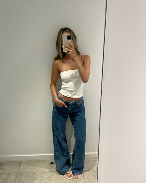 low rise blue jeans and white tube top outfit Low Rise Jeans With Heels, Low Rise Jeans Outfit Spring, Fits With Wide Leg Jeans, Going Out Tops With Jeans, Low Rise Bottoms Outfit, Tube Top Baggy Jeans, Going Out Outfit With Jeans, Dark Blue Low Rise Jeans Outfit, Low Rise Blue Jeans Outfit