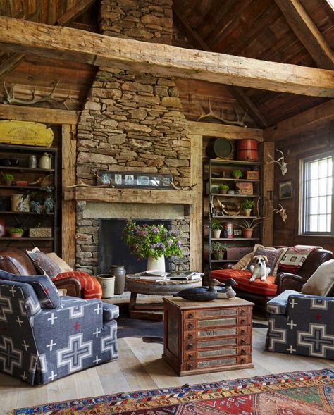 countryside-farmhouse-retreat-living-room Lodge Living Room Decor, Mountain Cabin Living Room, Lodge Living Room, Rustic Family Room, Cabin Living Room, Living Room Warm, Rustic Retreat, Cabin Living, New England Homes