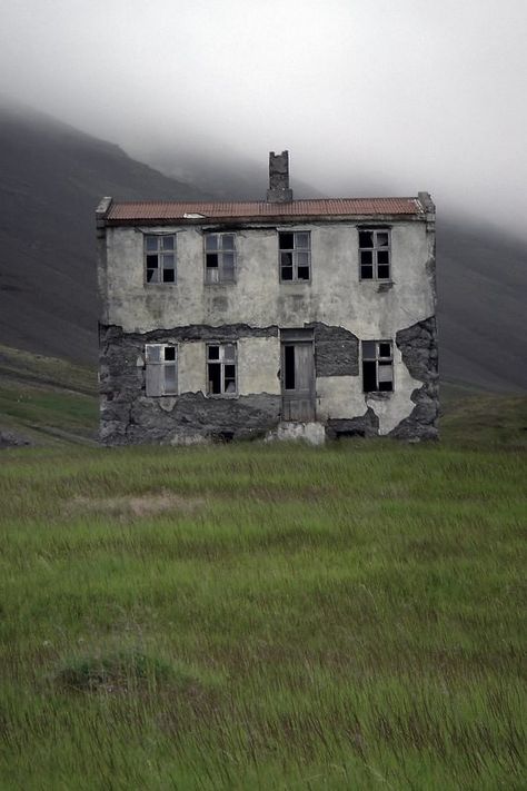 House Abandoned, Images Terrifiantes, Derelict House, Derelict Buildings, Abandoned Homes, Urban Exploring, Old Abandoned Houses, Spooky Places, Abandoned House