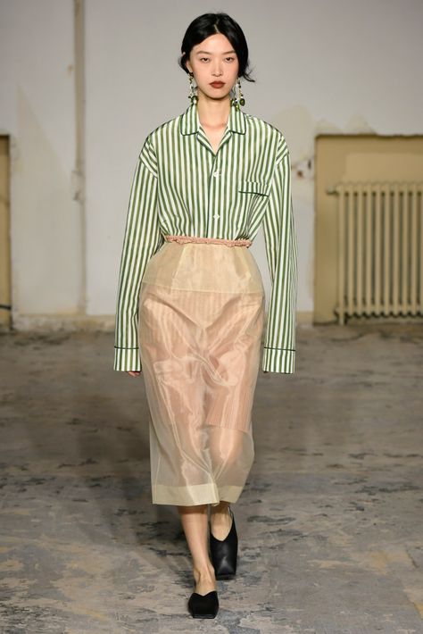 Carven RTW Spring 2024 [PHOTOS] – WWD Carven Spring 2024, Transparent Outfit, Summer 2024 Fashion Trends, Summer 2024 Fashion, Ss 2024, 2024 Fashion Trends, Skirt Trends, Big Fashion, 2024 Fashion