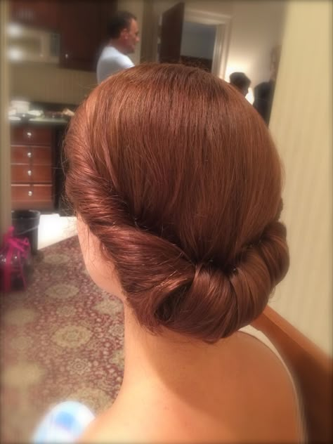 #Wedding #Bridal #Updo #Vintage #Retro #Chignon 1940s Bun Hairstyles, 1940s Hairstyles For Long Hair Updo, 1940s Hair Updo, Vintage Roll Hairstyle, Vintage Updos For Medium Length Hair, Easy Vintage Updo, 1950s Hair Updo, Vintage Upstyles, 1940s Updo Hairstyles