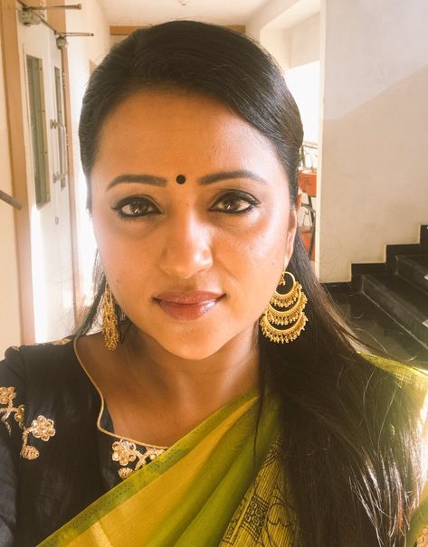 Suma #AnchorSumakanakala #TollywoodQueen #TollywoodAnchors #Redlipsbeauty Suma Kanakala, Taking Selfie, Comic Books Art, Comic Book, Book Art, Comic Books, Saree, Actresses, Beauty