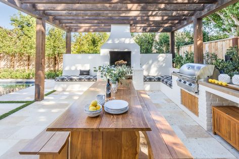 La cuisine s'installe au jardin #outdoor #kitchen #ideas #outdoorkitchen Backyard With Fountain Ideas, Backyard With Spool, Minimalist Patio Design, Outdoor Kitchen Separate From House, Pnw Patio Outdoor Spaces, Outdoor Carport Ideas Patio, Rustic Patio Decor, Front Yard Hang Out Area, Outdoor Hosting Ideas