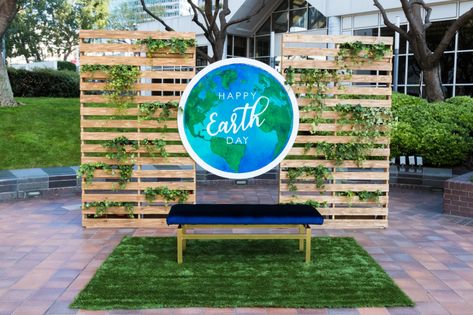 Earth Day Event Ideas, Earth Day Photo Booth, Earth Day Decor, Earth Day Decoration Ideas, Sustainable Event Design, Sustainable Event Decor, Sustainable Booth, Earth Day Display, Earth Day Decorations