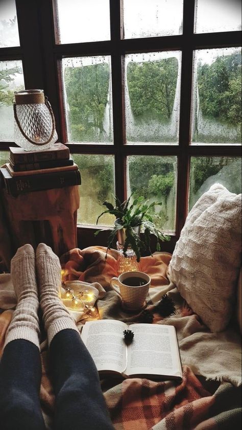 Cozy Rainy Day Aesthetic Bedroom, Cosy Rainy Day Aesthetic, Rainy Day Reading Aesthetic, Rainy Cozy Aesthetic, Rainy Day Hygge, Rainy Bedroom Aesthetic, Autumn Cozy Rainy Days, Rainy Evening Aesthetic, Rainy Autumn Aesthetic